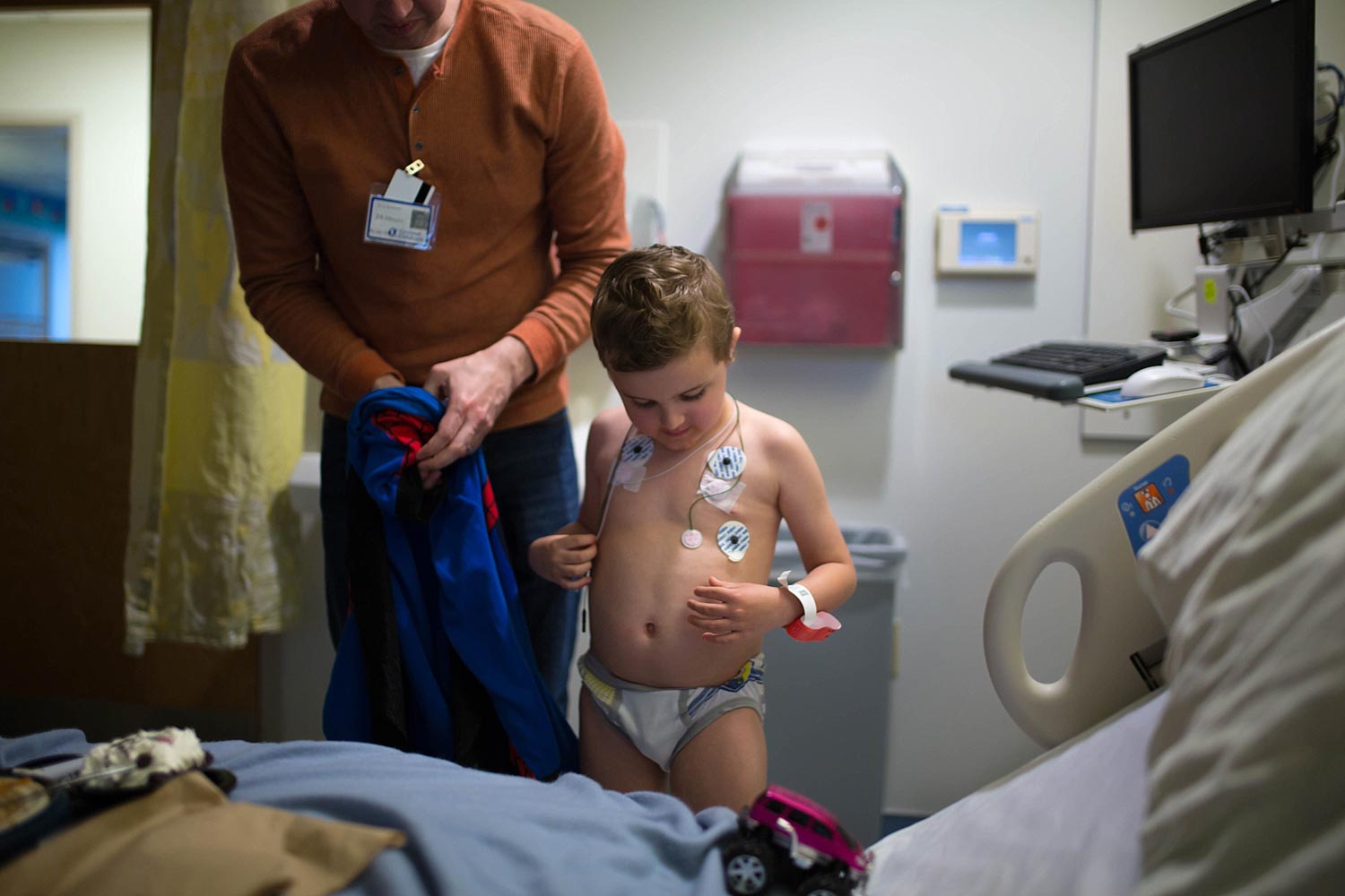 little boy takes sensors off tummy in the hospital